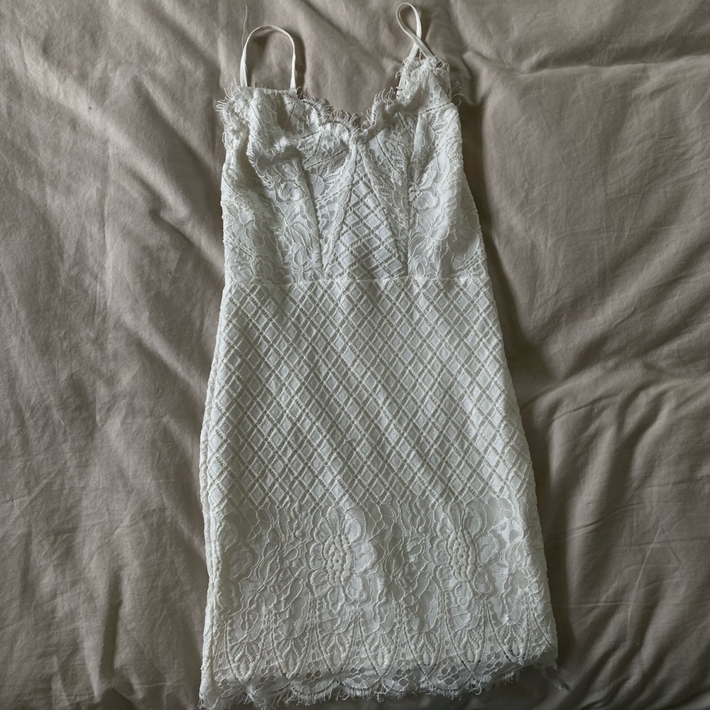 White lace bodycon dress